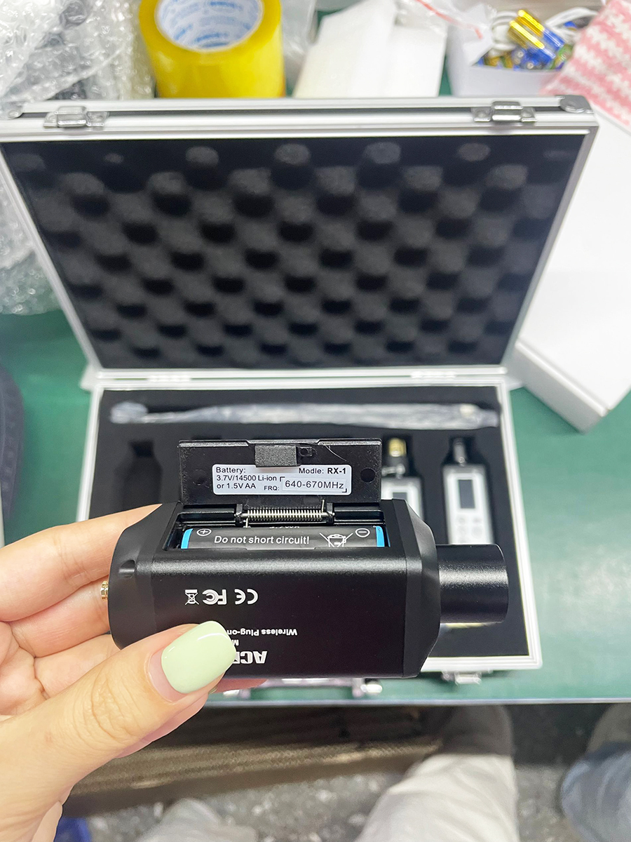 RT-1Dual Plug-On Wireless Audio Transmitters and Receivers for PA Speakers