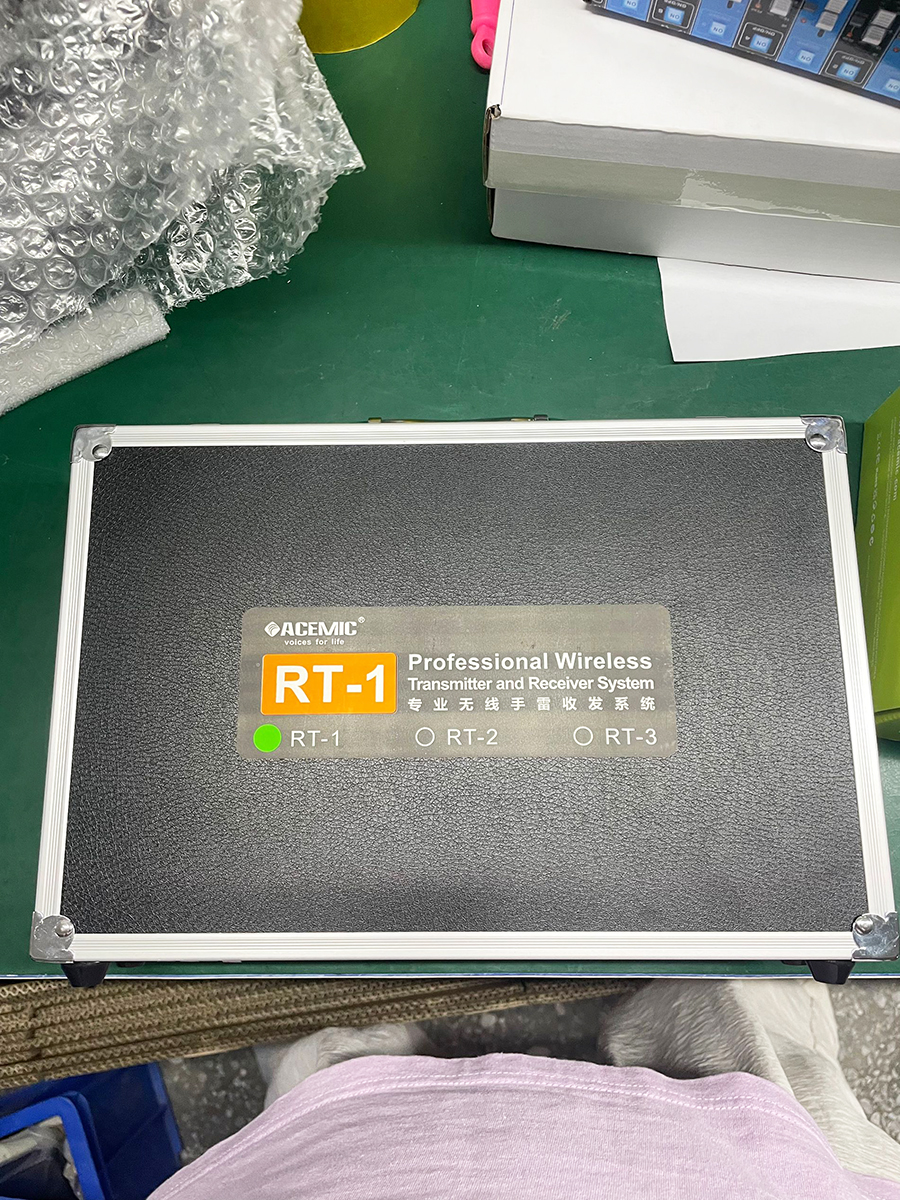 RT-1Dual Plug-On Wireless Audio Transmitters and Receivers for PA Speakers